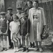 Děti před obecní školou